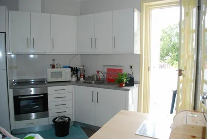 Chambre privée à Rua Coronel Almeida Valente, image 12 de 17