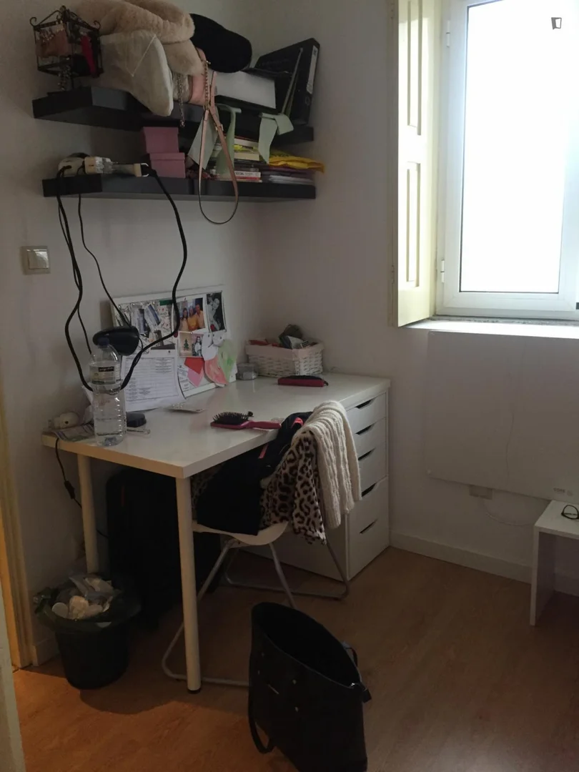 Chambre d'étudiant lumineuse et aérée avec accès facile à l'université dans 