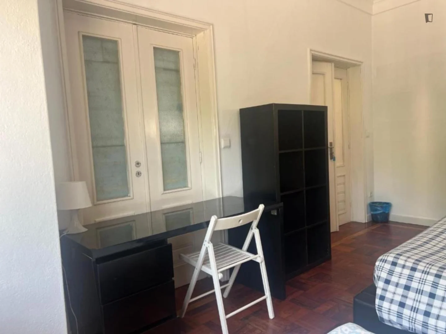 'de modern olanaklara sahip öğrenci dostu oda
