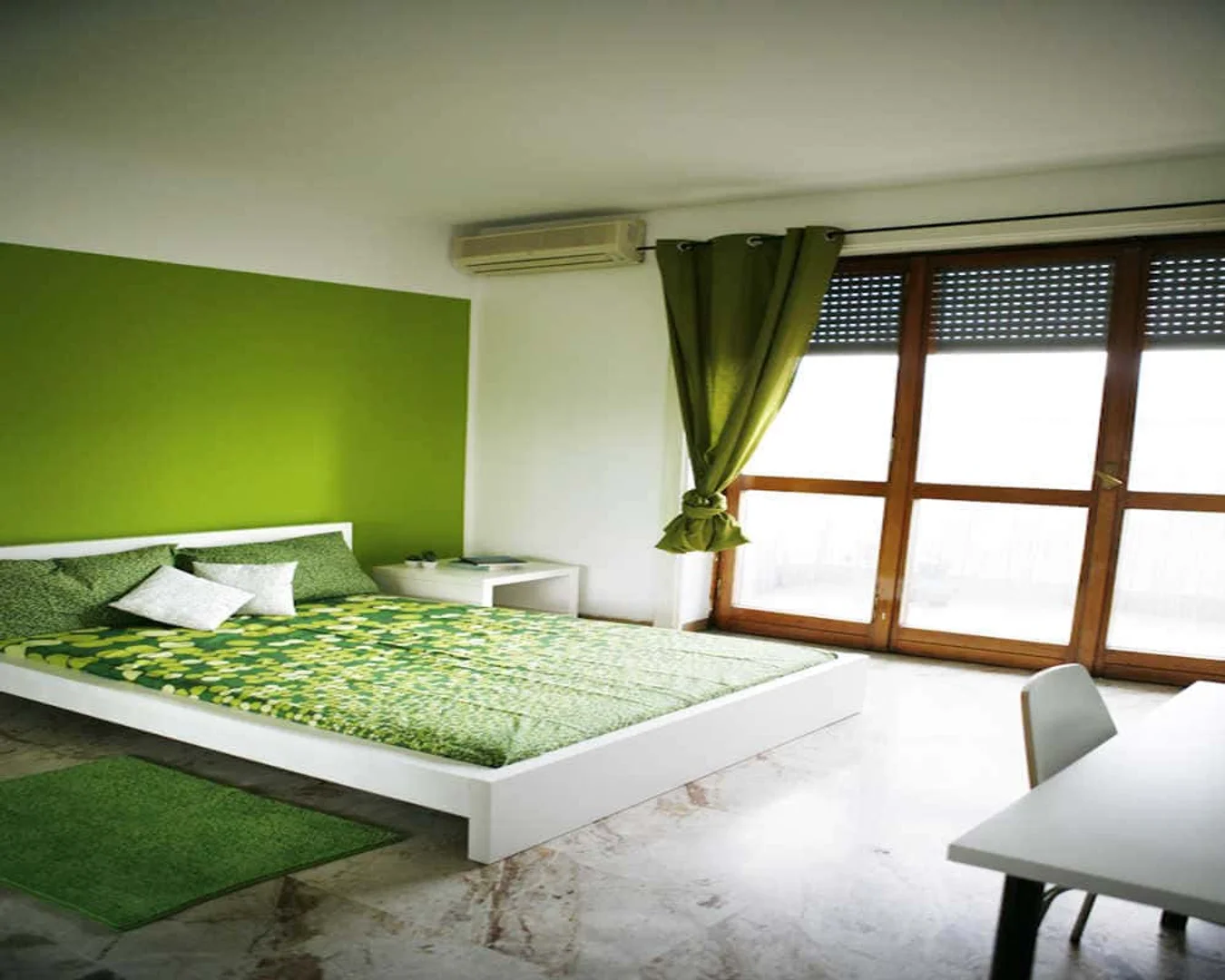 Student-friendly room in  with modern amenities