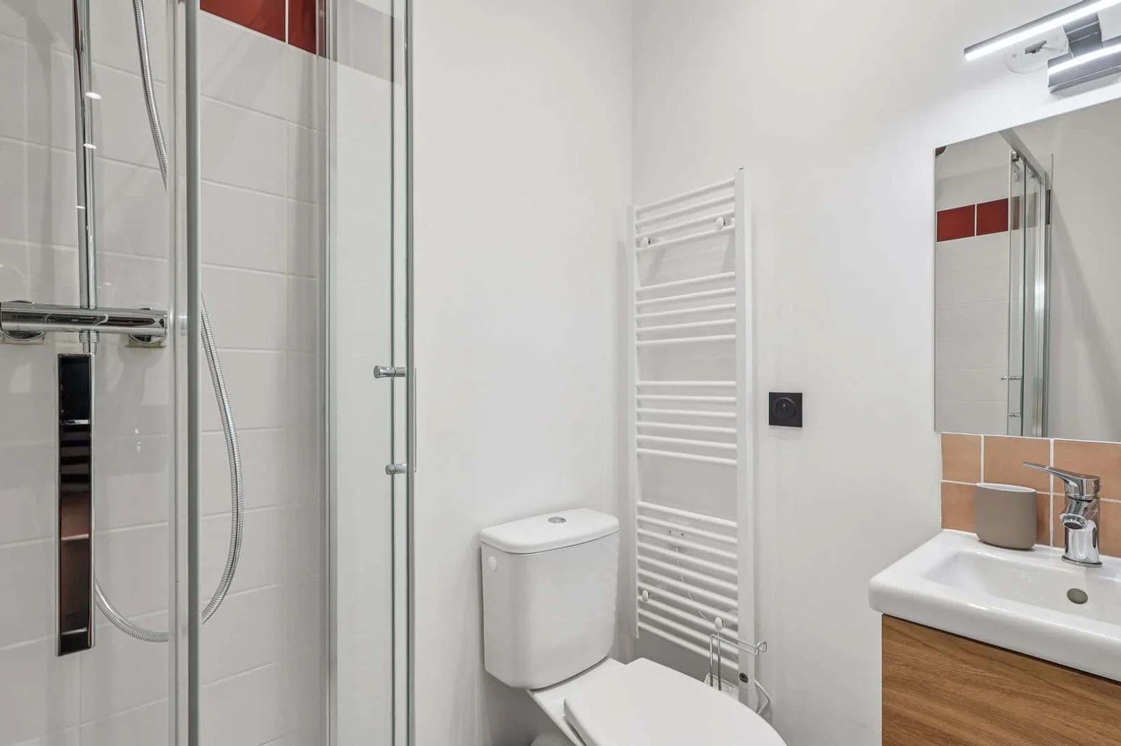 Habitación estudiantil luminosa y aireada con fácil acceso a la universidad en