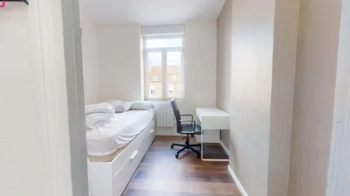 Private room at 11 Rue Auguste Blanqui, 59100 Roubaix, France, image 3 of 19