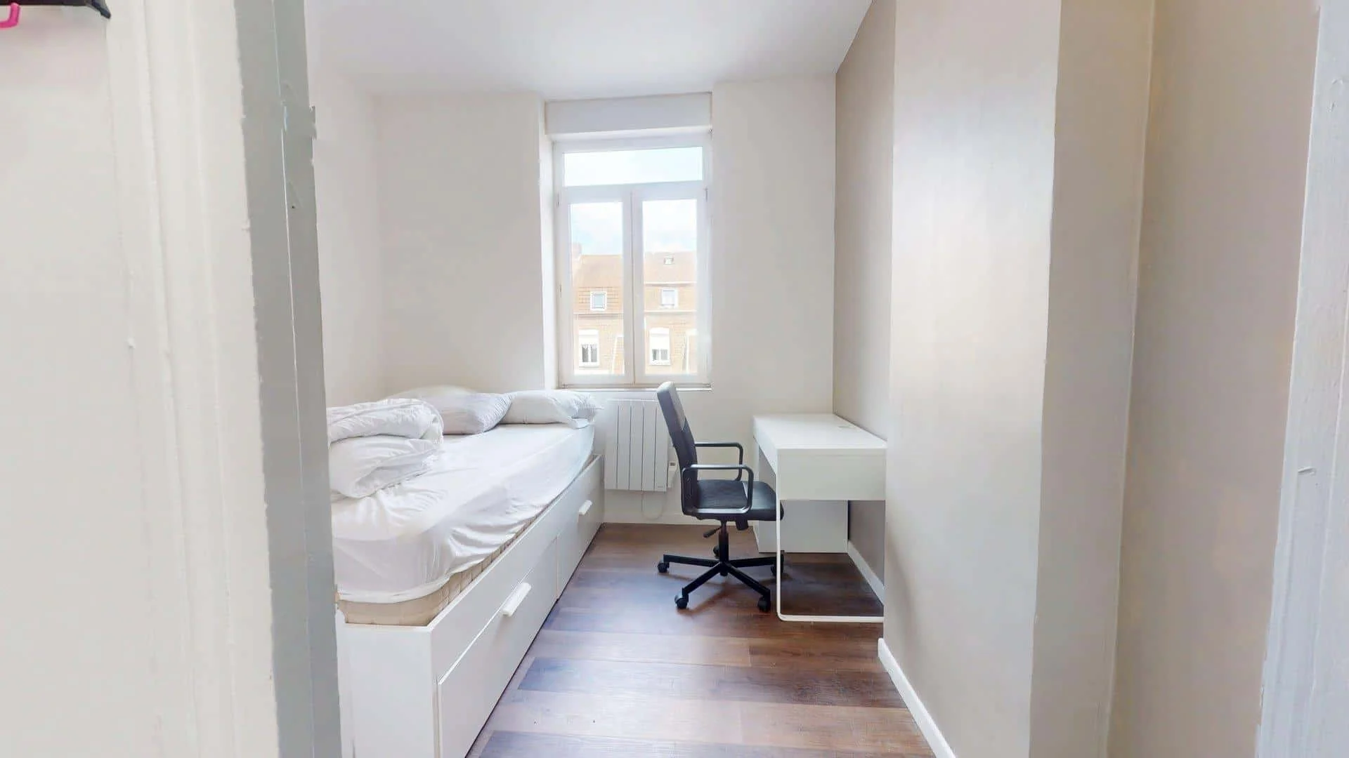 Student-friendly room in with modern amenities