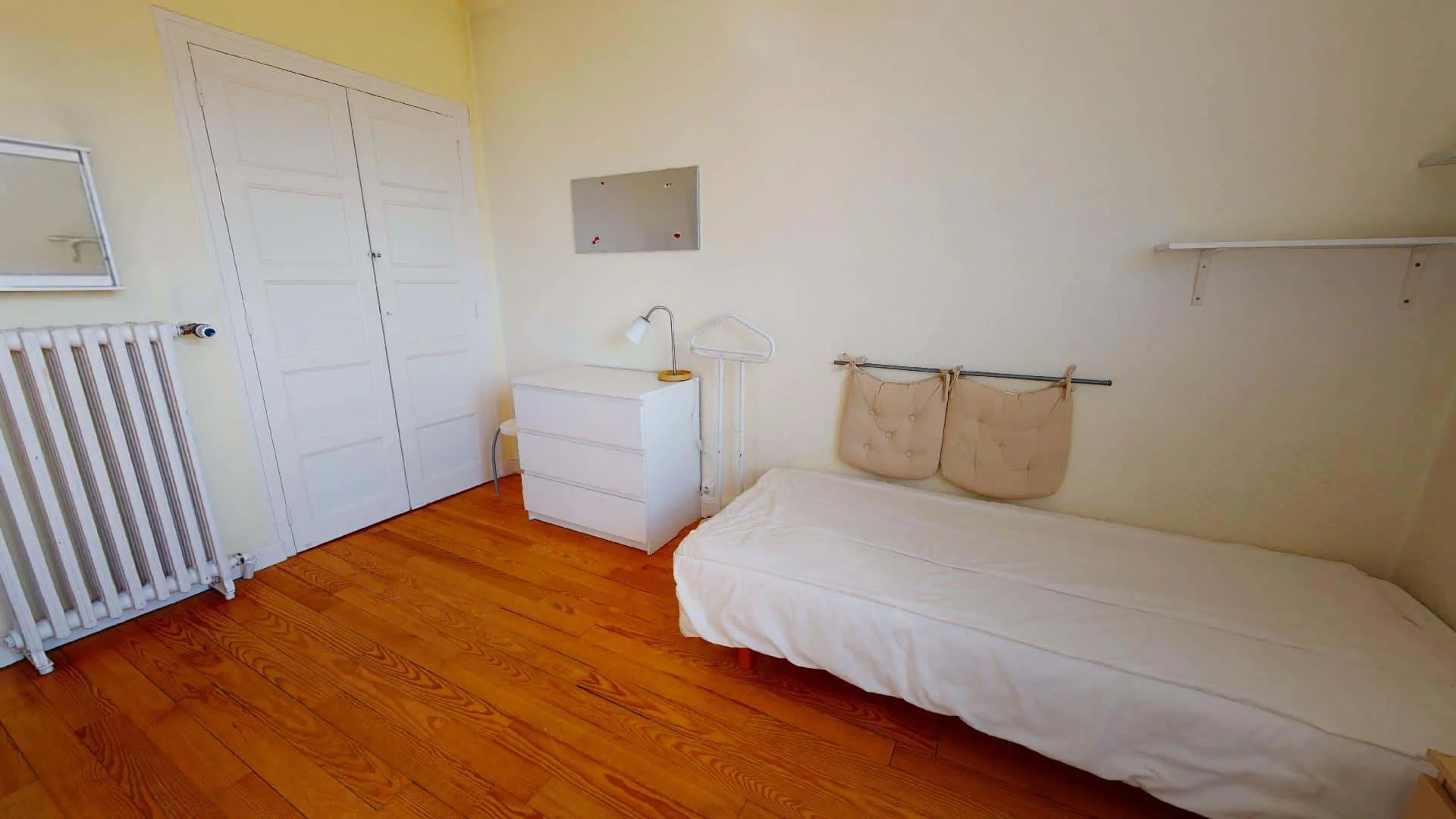 Habitación estudiantil funcional perfecta para estudiar en 