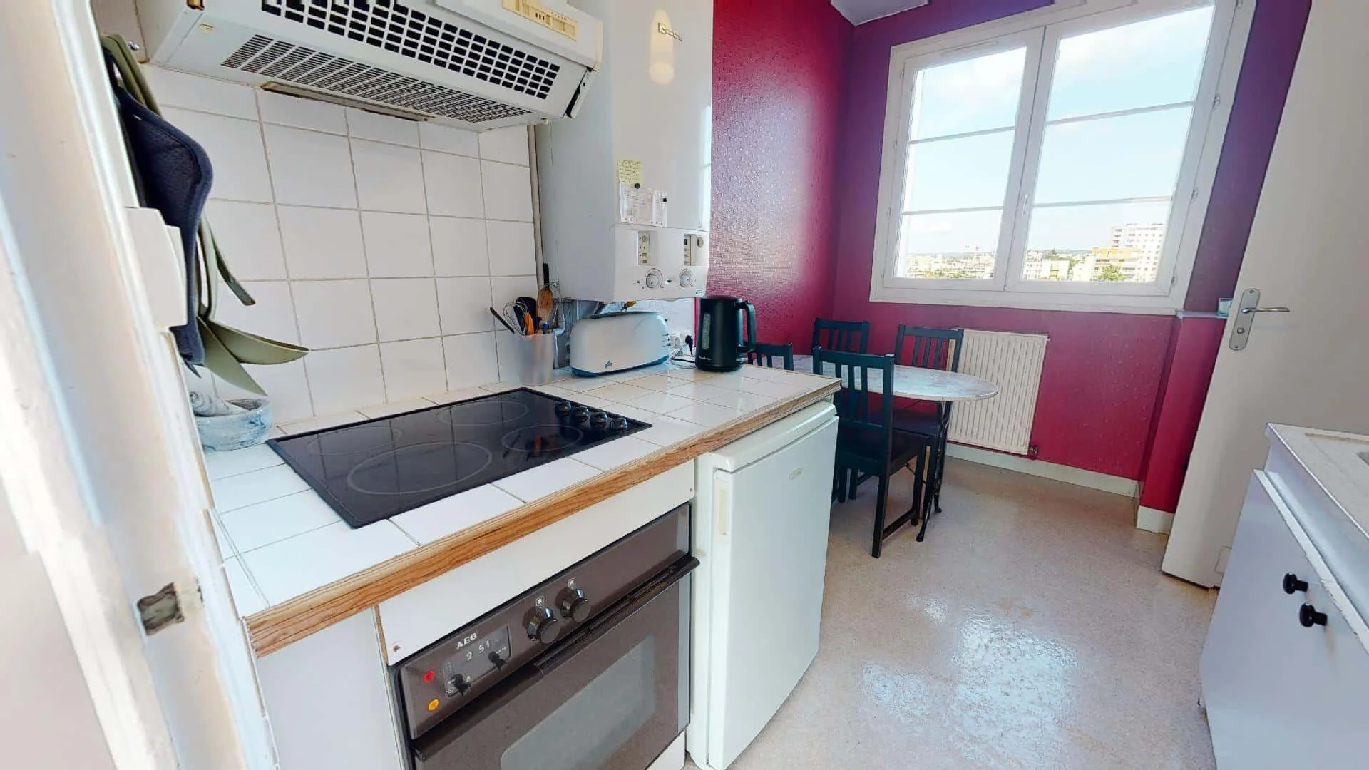 Habitación estudiantil funcional perfecta para estudiar en 
