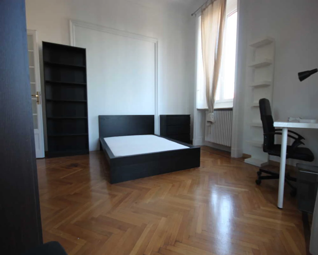 Quarto de estudante luminoso e arejado com acesso fácil à universidade em 