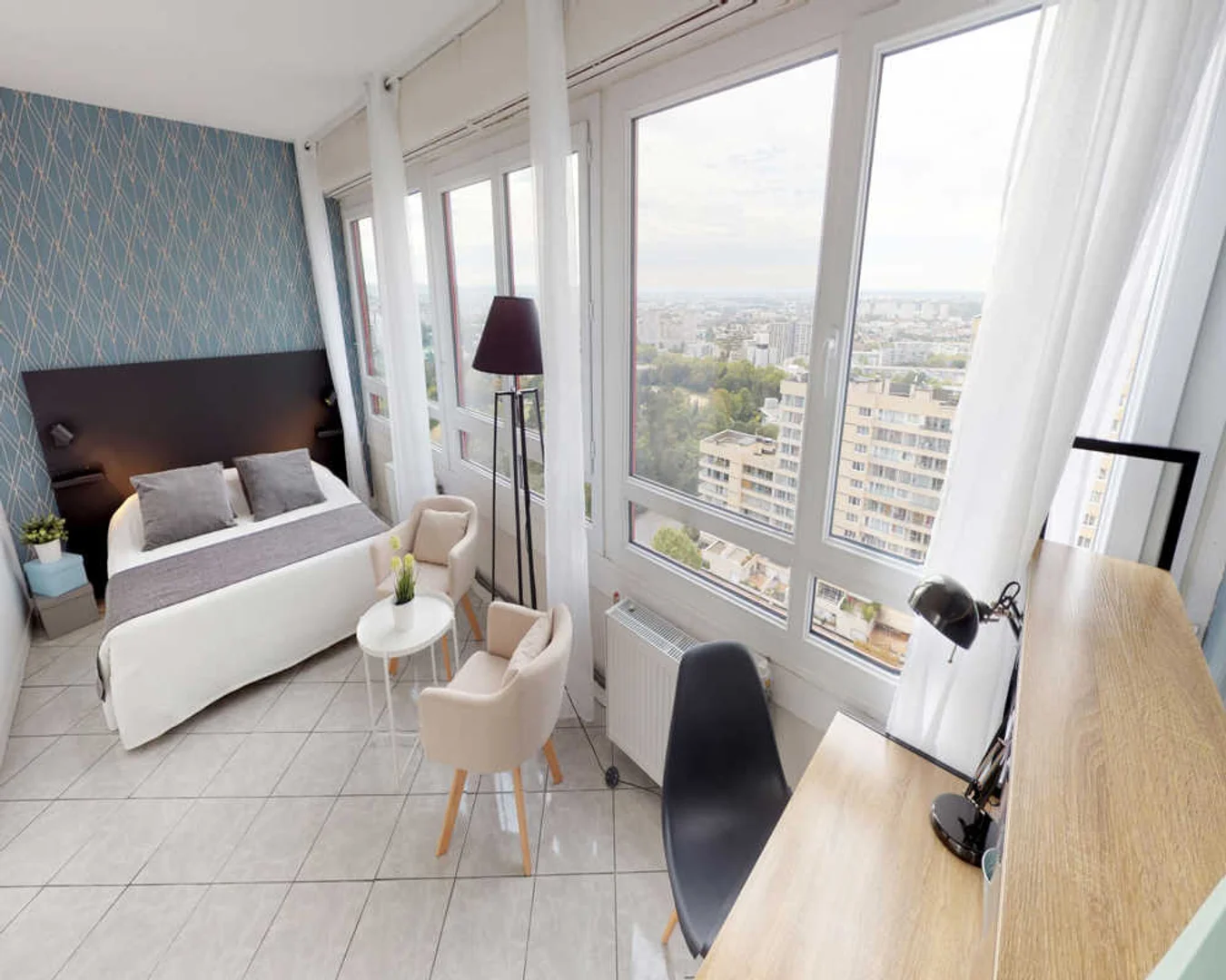Habitación estudiantil luminosa y aireada con fácil acceso a la universidad en 
