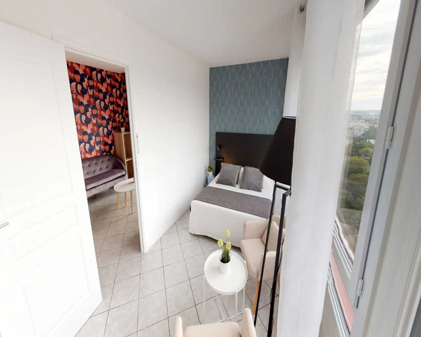 Habitación estudiantil funcional perfecta para estudiar en 