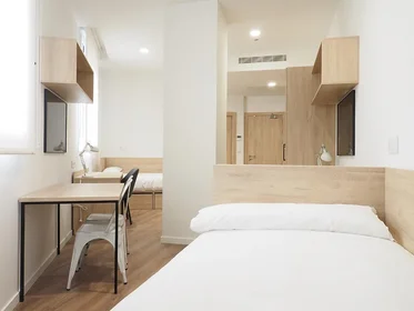 Mehrbettzimmer im Wohnheim in der Plaza Garellano 4, bild 3 von 16