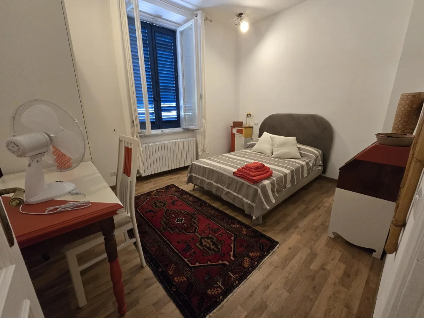 Habitación estudiantil luminosa y aireada con fácil acceso a la universidad en 