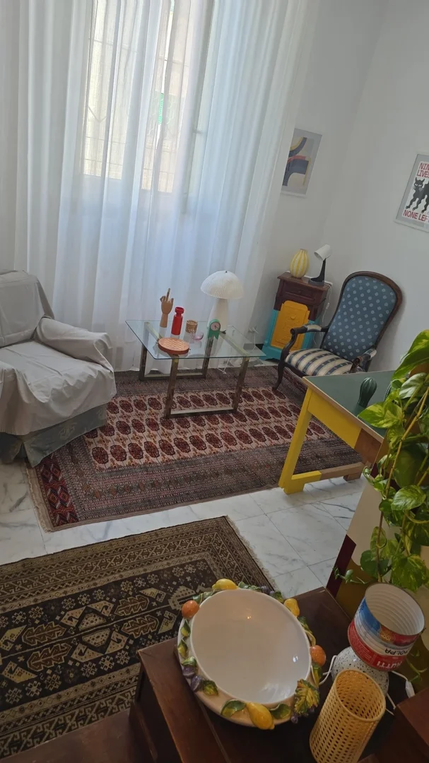 Habitación estudiantil funcional perfecta para estudiar en 
