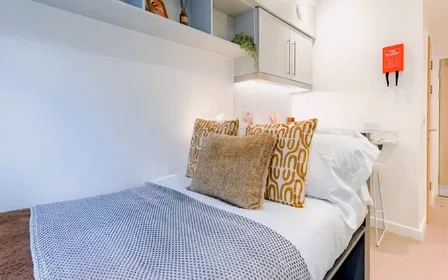 Quarto barato em {area}