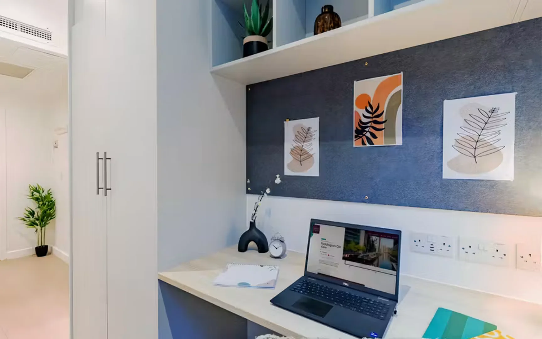 Quarto de estudante luminoso e arejado com acesso fácil à universidade em 