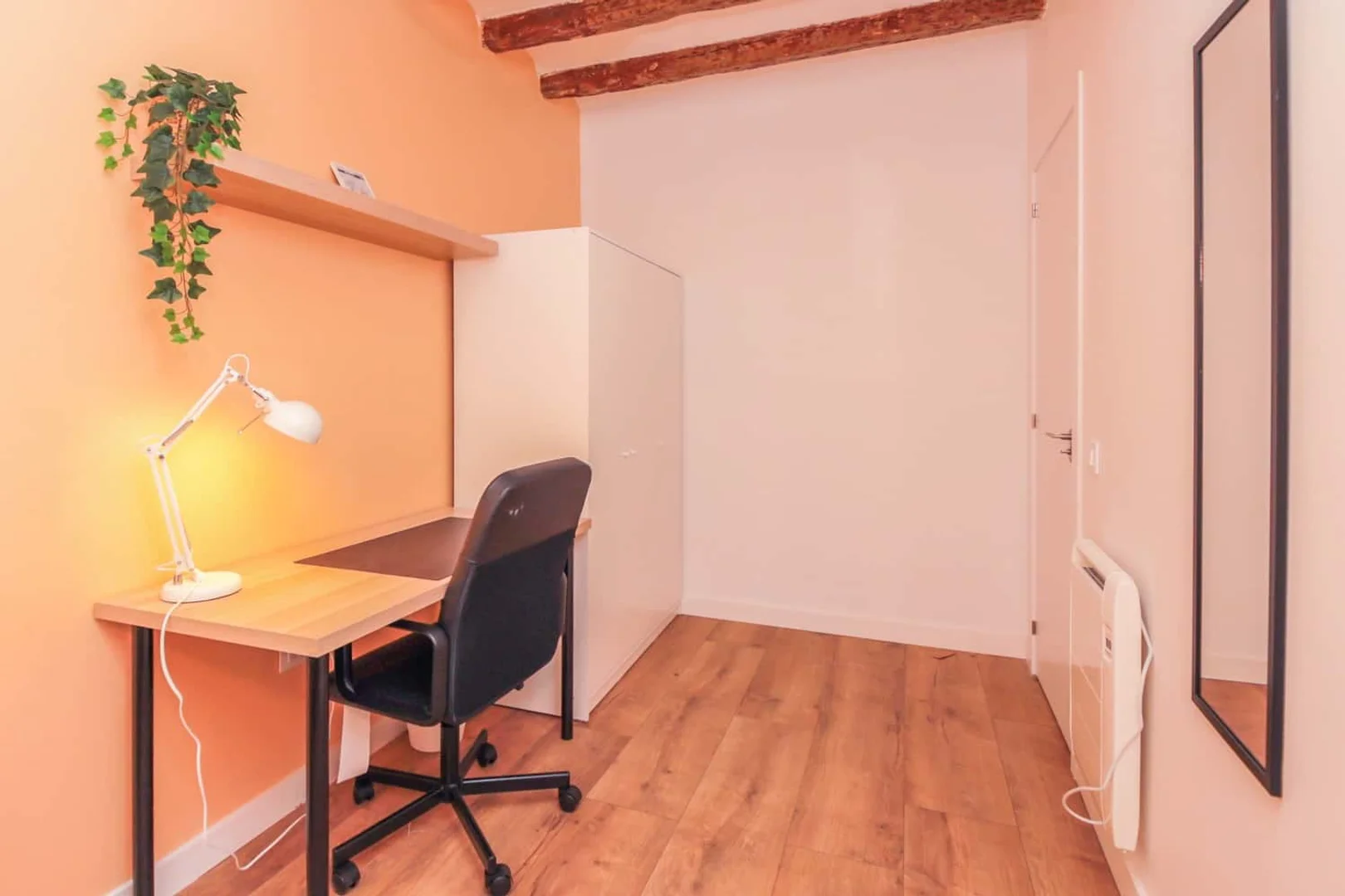 Quarto para alugar em apartamento de estudantes em , totalmente mobilado