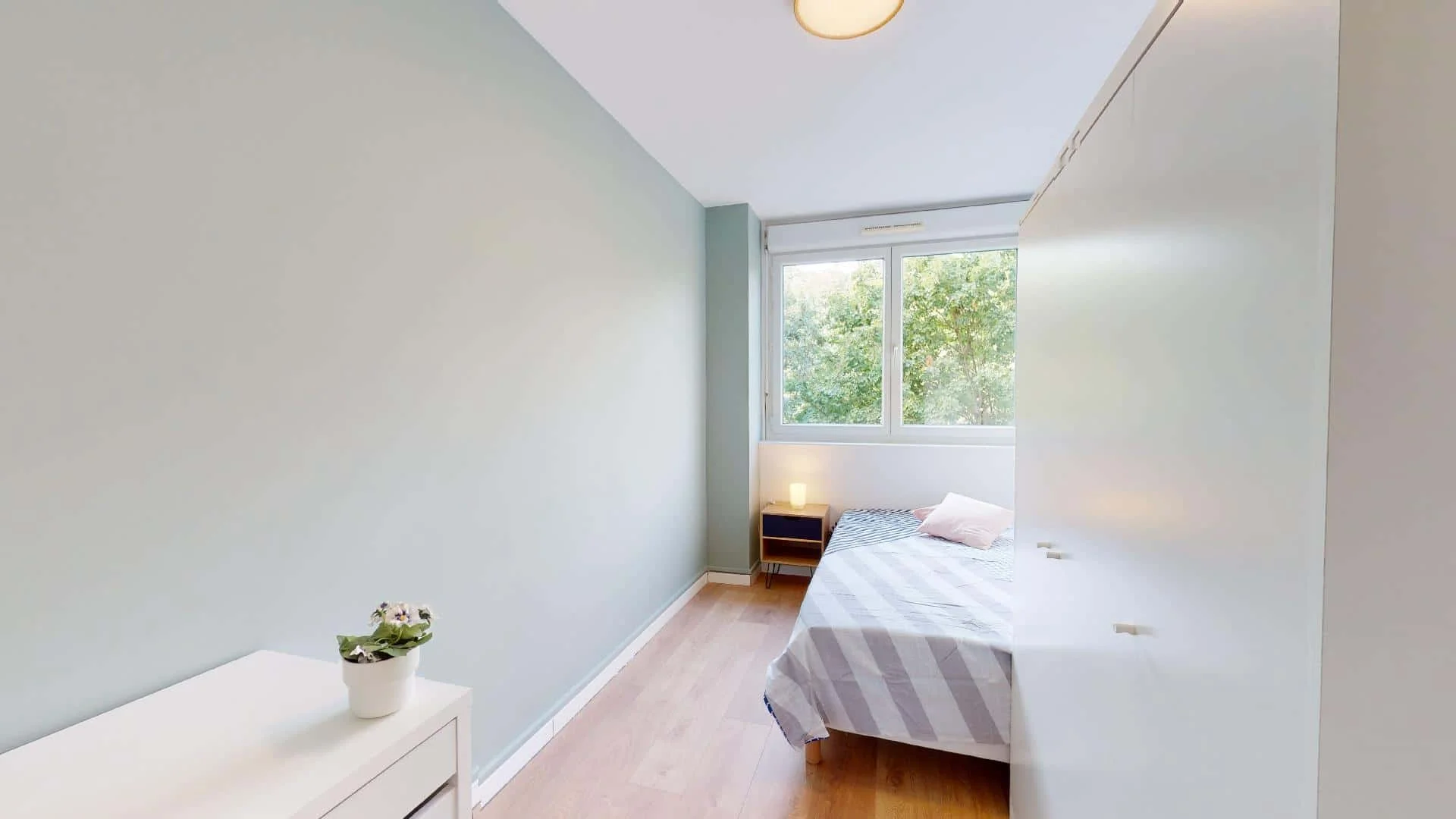 Chambre d'étudiant à avec espace d'étude et installations communes