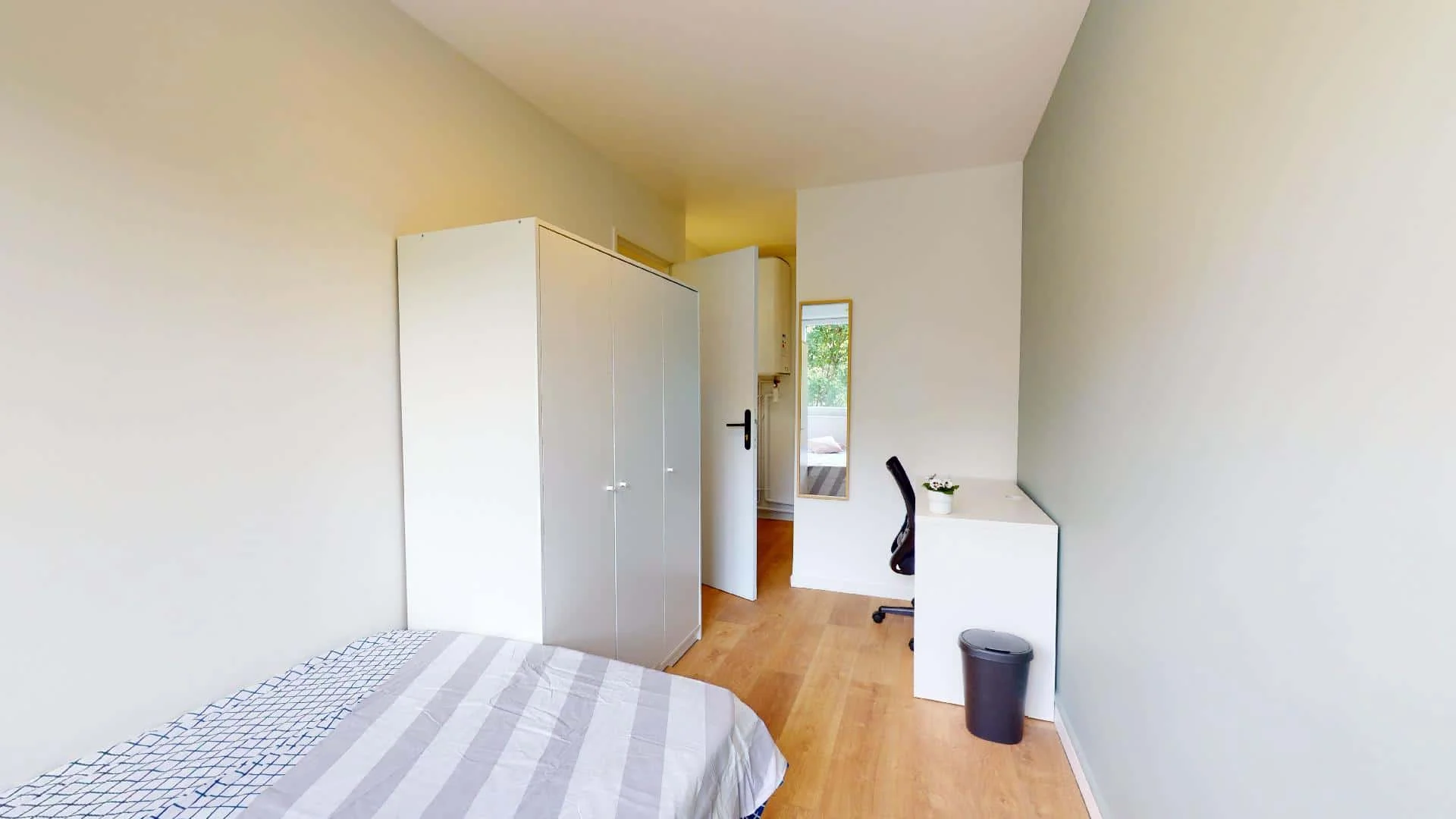 Chambre abordable pour les étudiants avec un bon éclairage dans