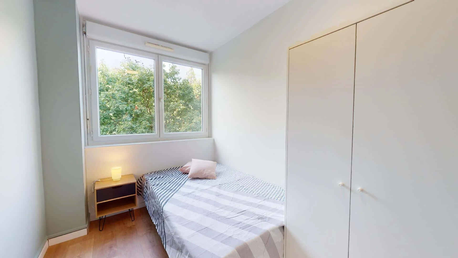 Chambre d'étudiant à avec espace d'étude et installations communes
