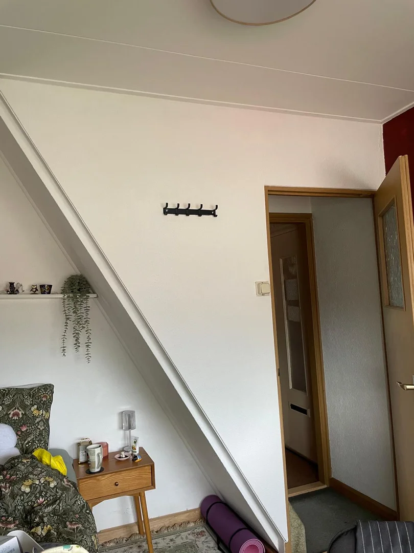 Funkcjonalny pokój studencki idealny do nauki w 