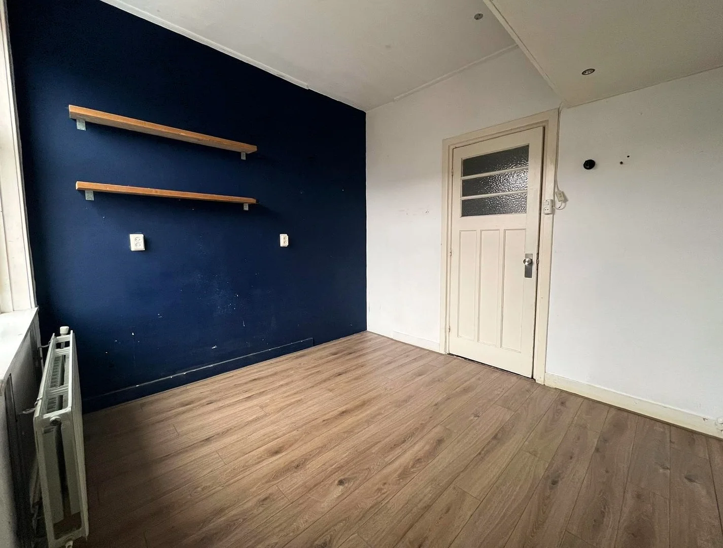 Habitación estudiantil funcional perfecta para estudiar en 