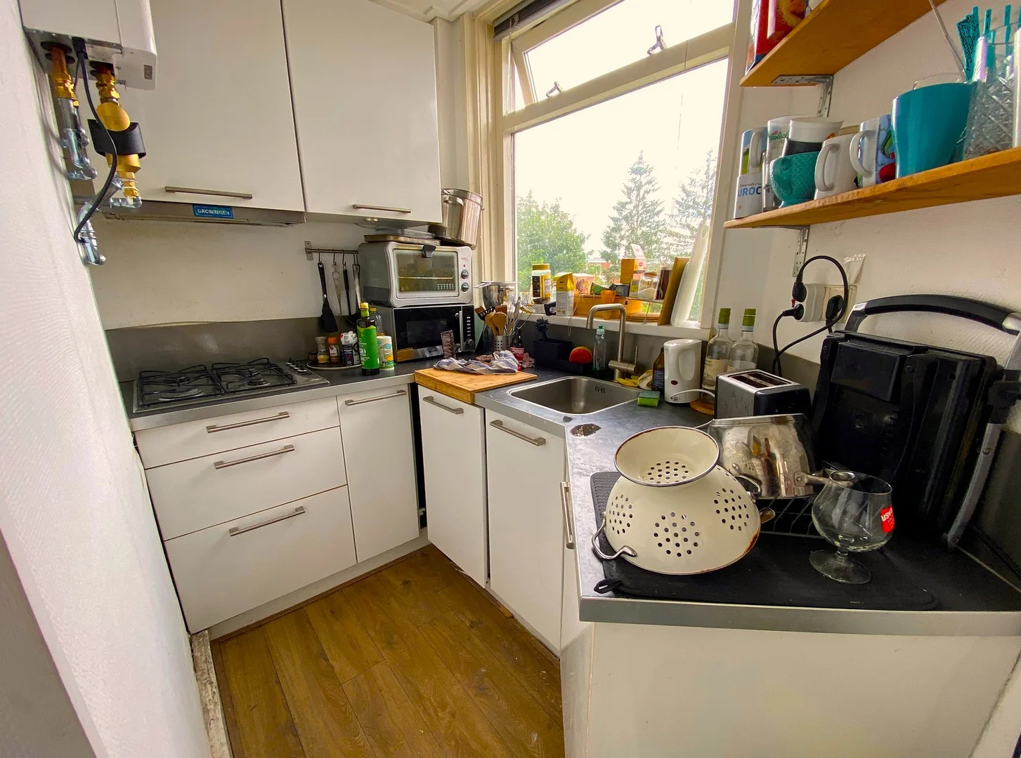 Habitación estudiantil funcional perfecta para estudiar en 