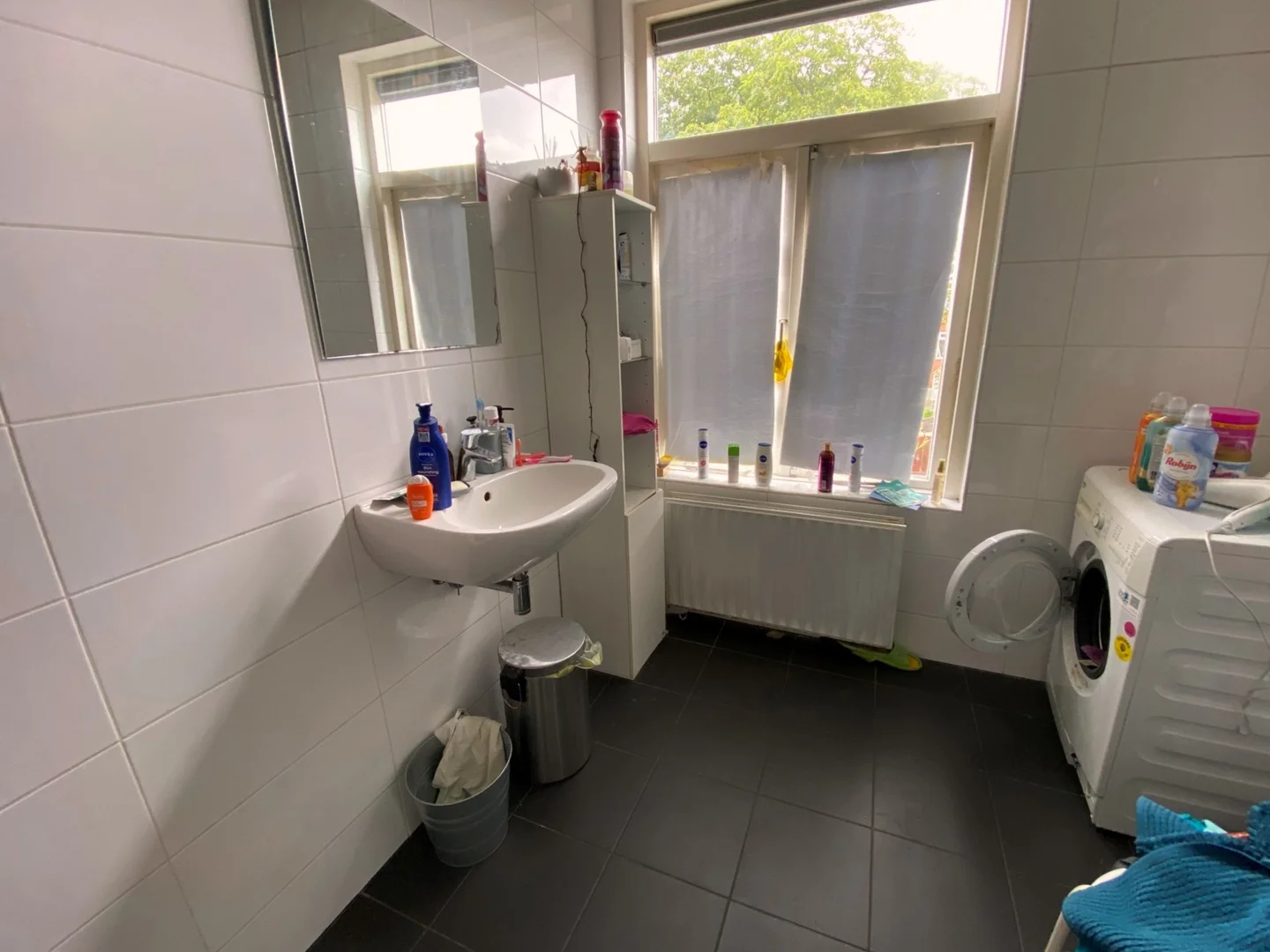 Habitación estudiantil funcional perfecta para estudiar en 