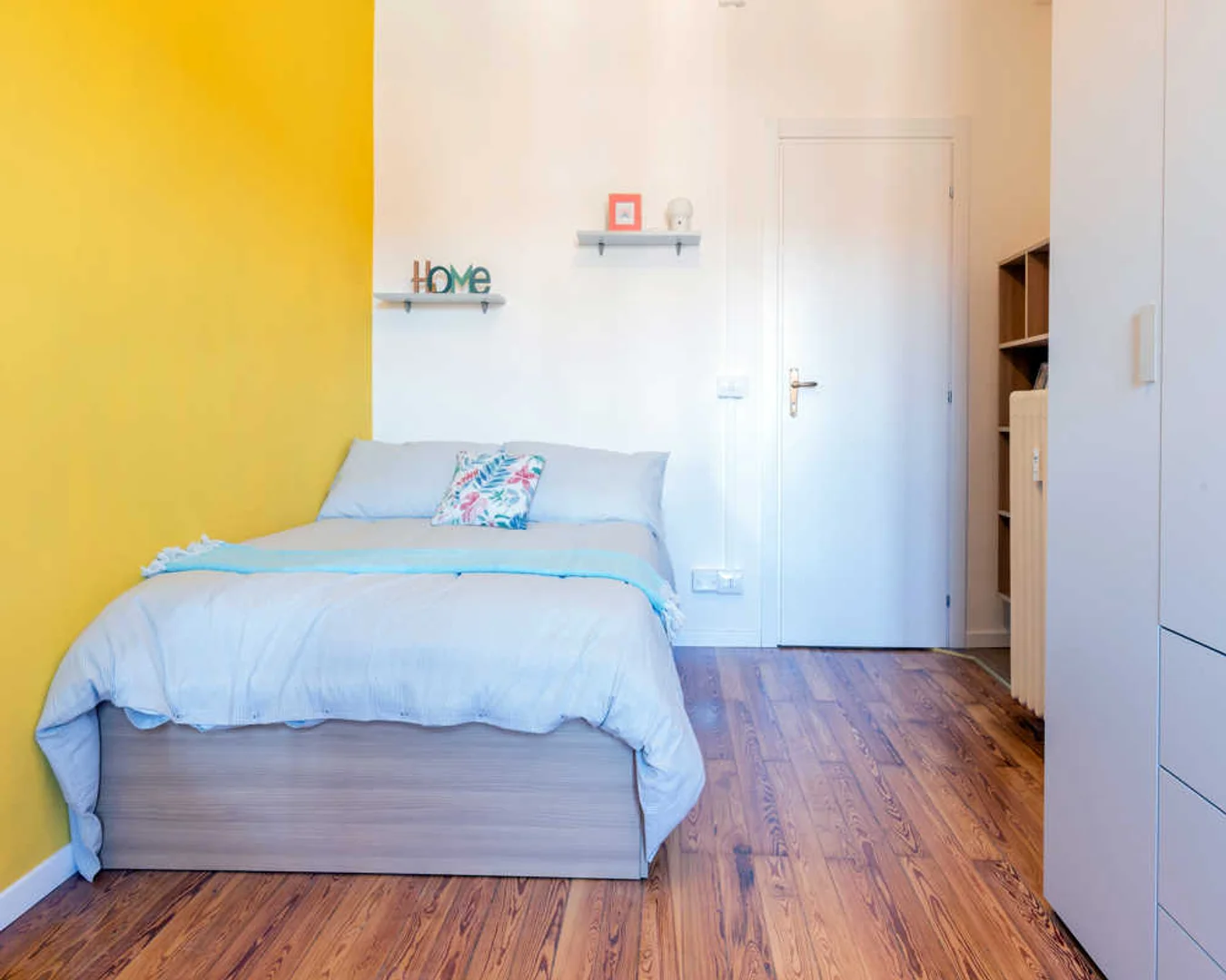 Quarto acessível para estudantes com iluminação ampla em 