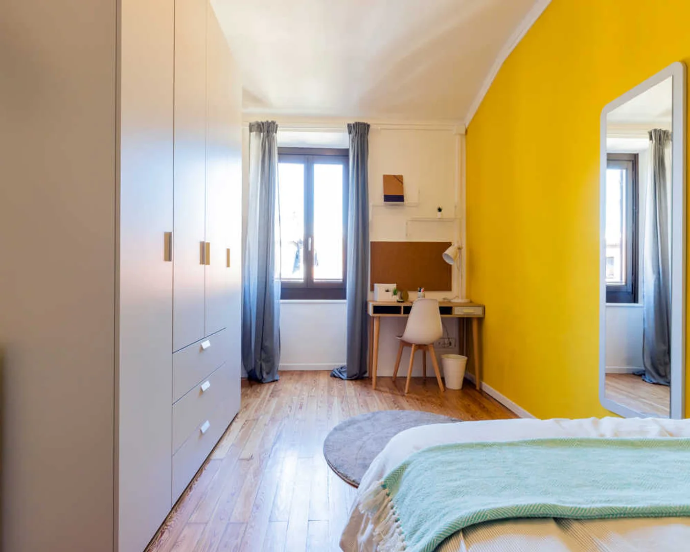 Quarto de estudante confortável e espaçoso em 