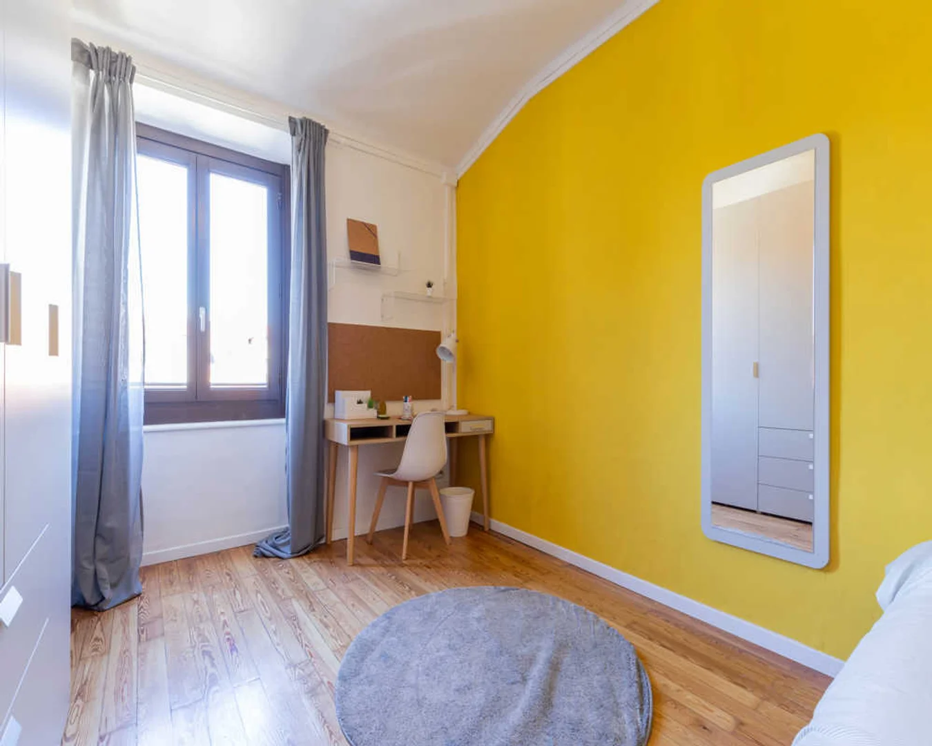 Quarto de estudante luminoso e arejado com acesso fácil à universidade em 