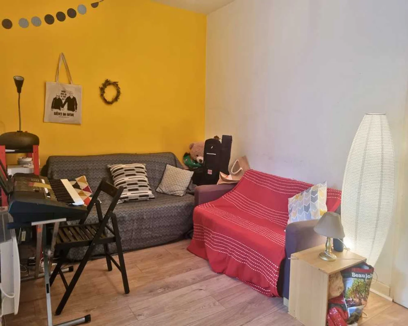 Chambre d'étudiant à avec espace d'étude et installations communes