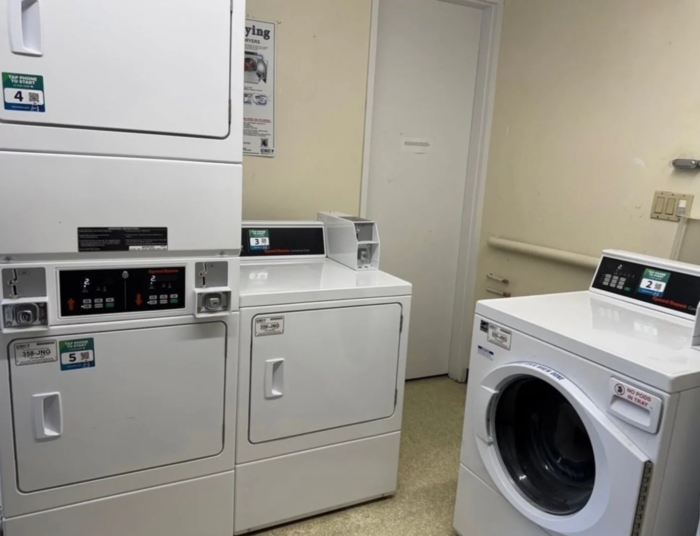 Chic studio apartment near campus in 