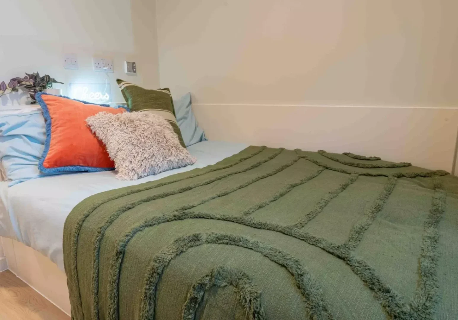 Studentenzimmer in mit Arbeitsbereich und Gemeinschaftseinrichtungen
