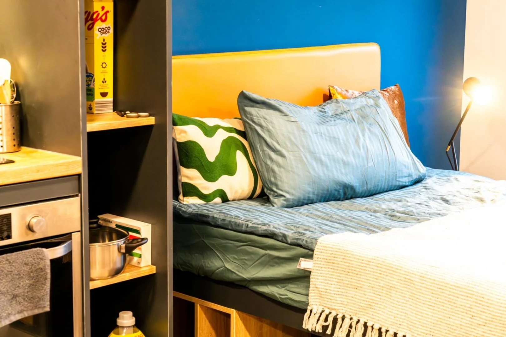 Studio d'étudiant minimaliste dans  avec agencement efficace