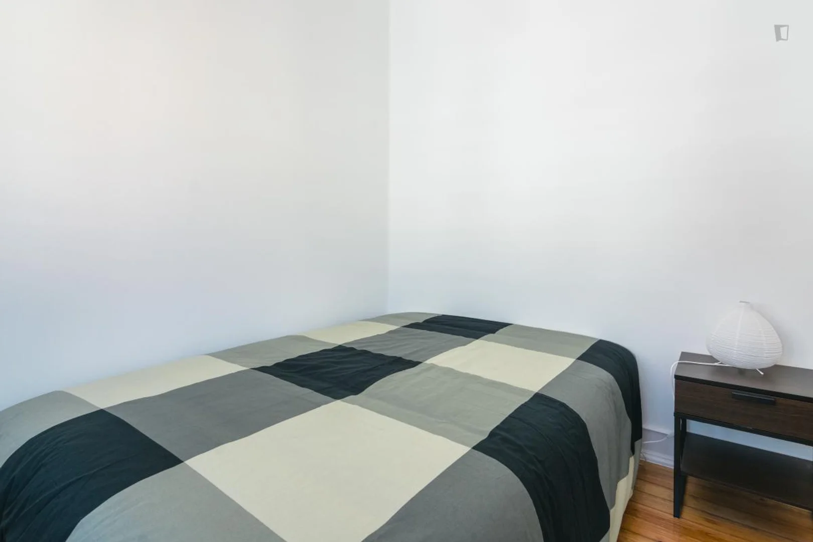Habitación estudiantil luminosa y aireada con fácil acceso a la universidad en 