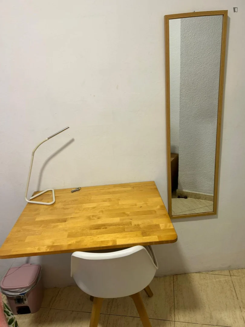 Helles und luftiges Studentenzimmer mit einfachem Zugang zur Universität in