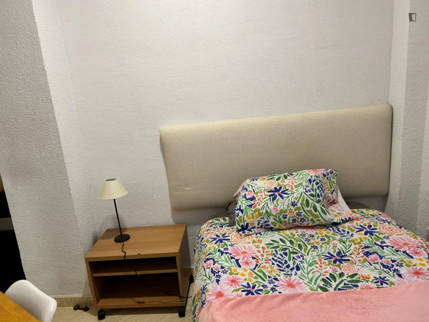 Zimmer in Studentenwohnung in zu vermieten, voll möbliert