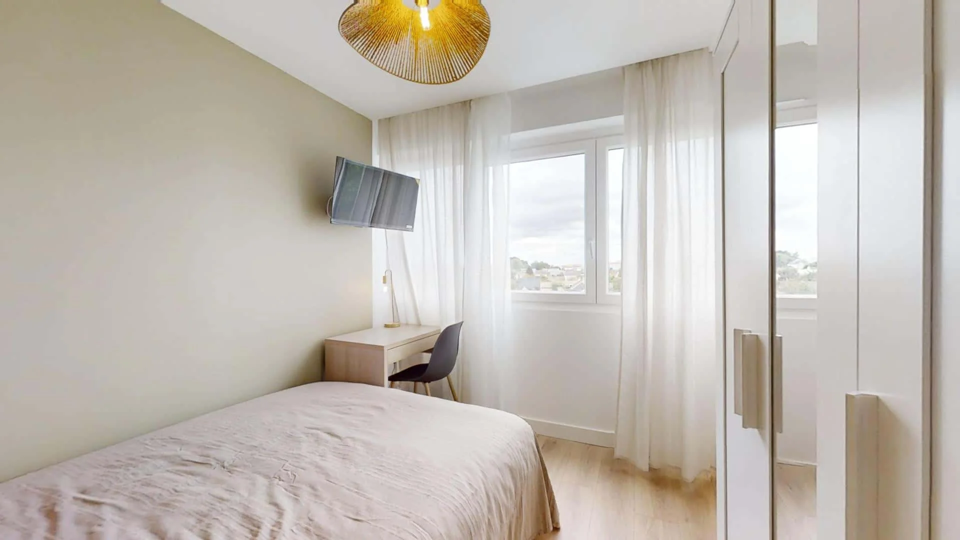 Chambre abordable pour les étudiants avec un bon éclairage dans 