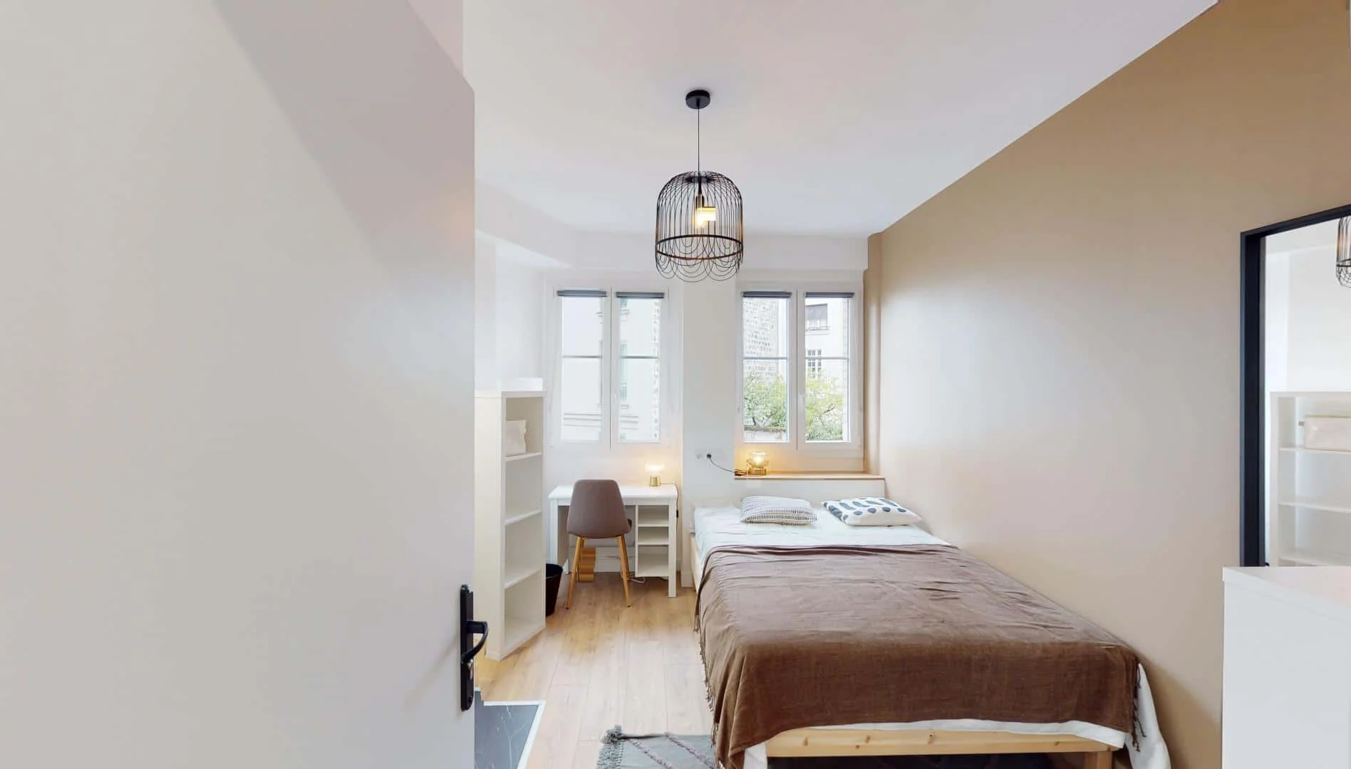 Bright and airy student room with easy university access in 