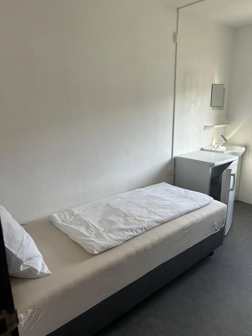 Quarto acessível para estudantes com iluminação ampla em 