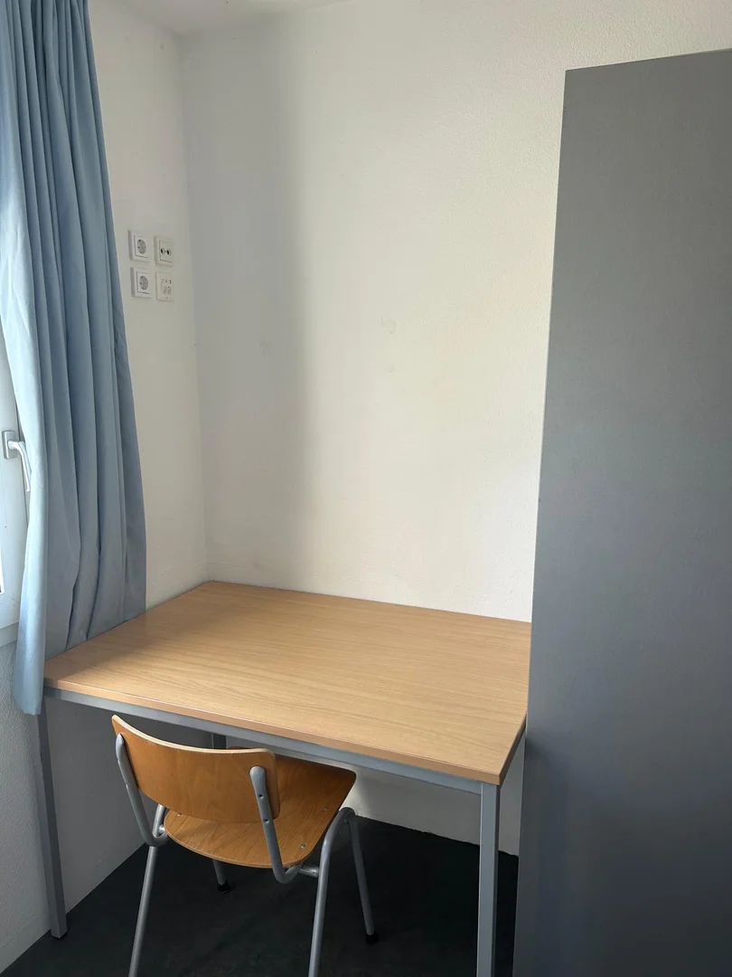 Quarto de estudante económico perto do campus em 