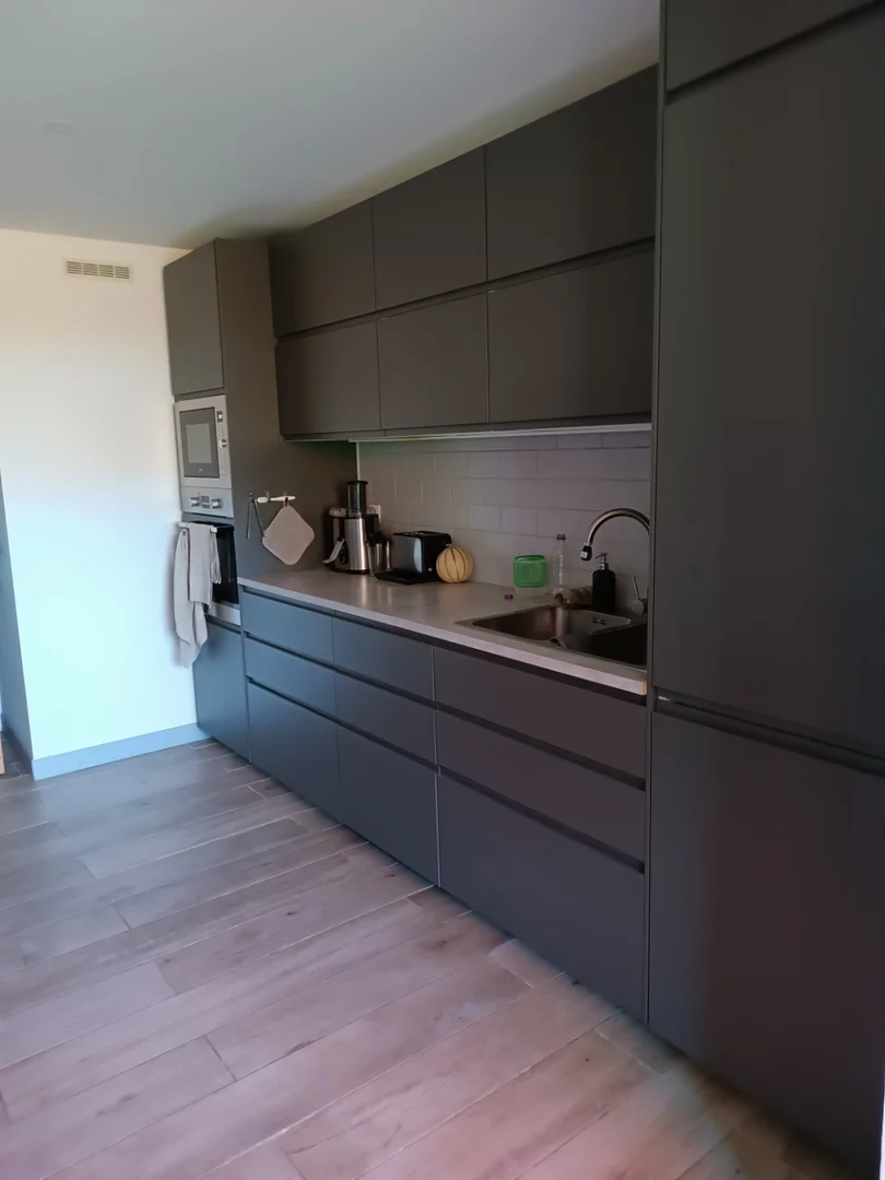 Habitación estudiantil luminosa y aireada con fácil acceso a la universidad en 