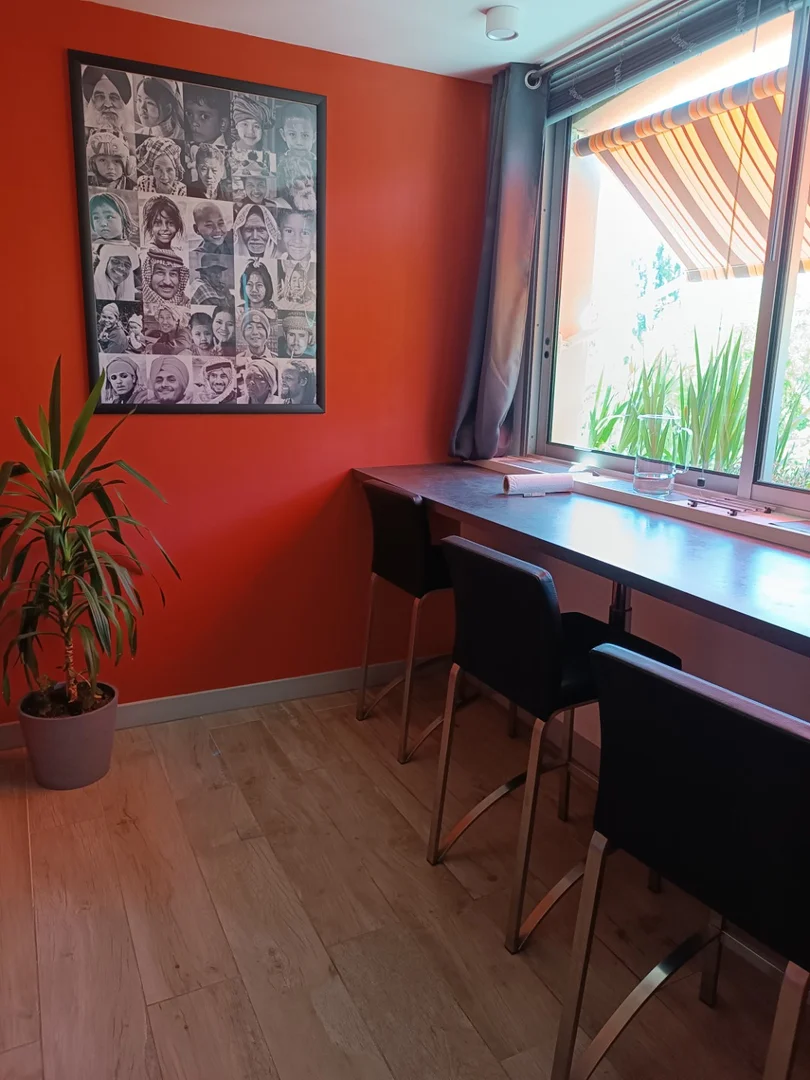 Habitación estudiantil funcional perfecta para estudiar en 