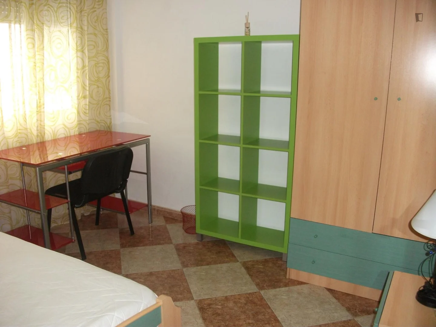 Chambre confortable pour étudiants disponible dans