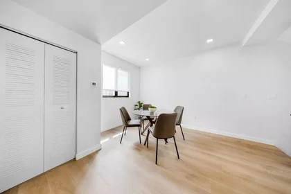 Stanza privata in Southwest 4th Street, immagine 28 di 39