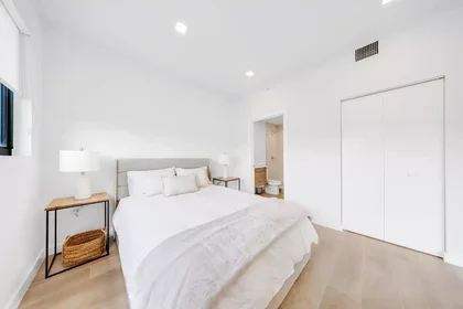 Stanza privata in Southwest 4th Street, immagine 8 di 39