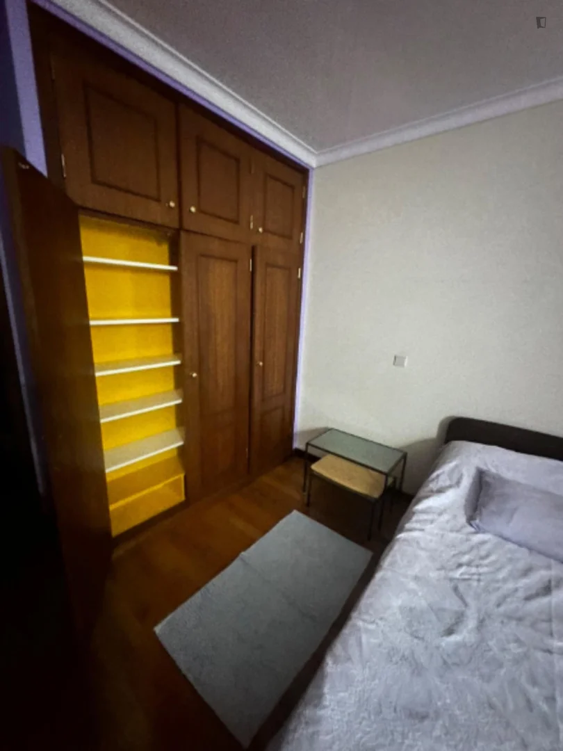 Habitación estudiantil funcional perfecta para estudiar en 