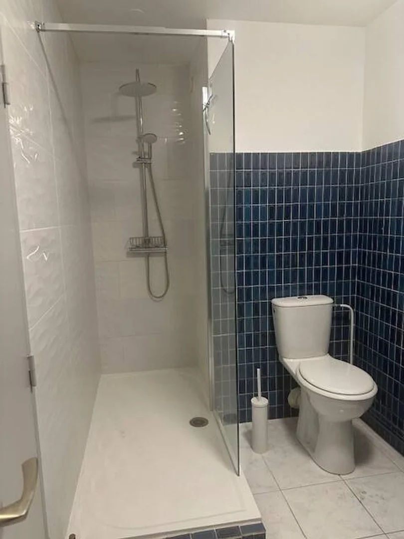 Quarto acessível para estudantes com iluminação ampla em 