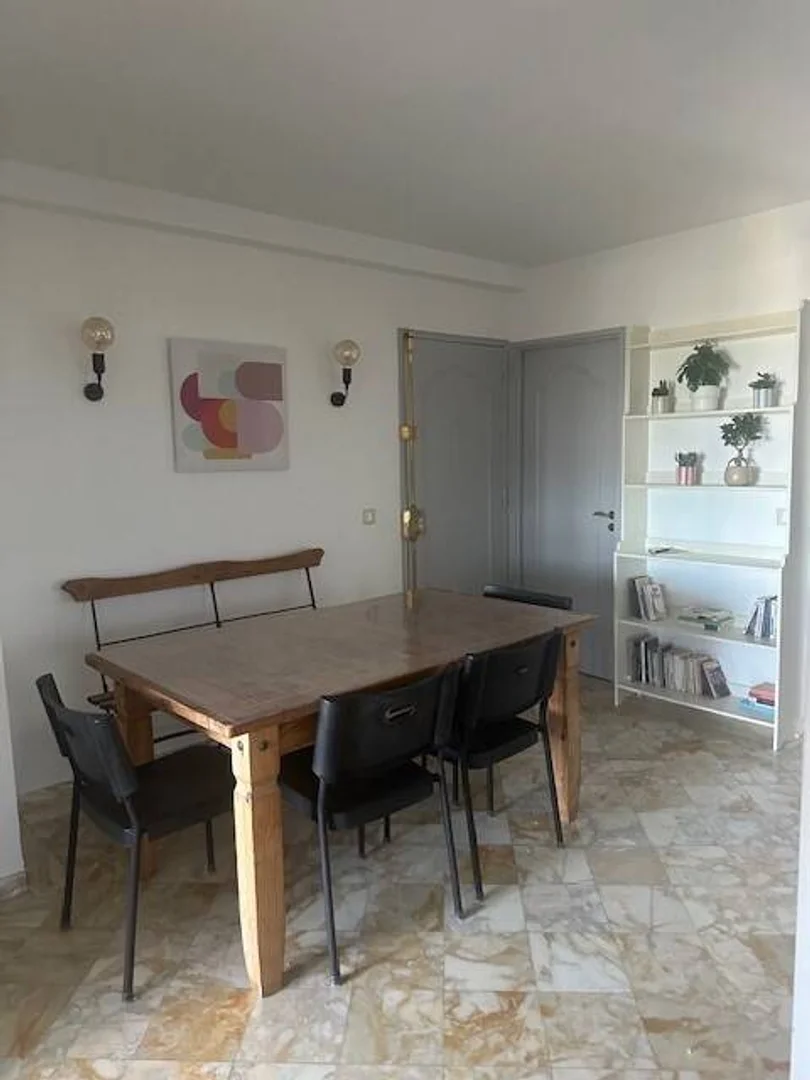 Quarto acessível para estudantes com iluminação ampla em 