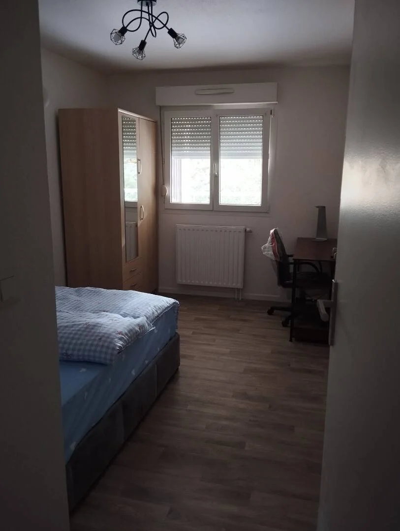 Habitación estudiantil funcional perfecta para estudiar en 