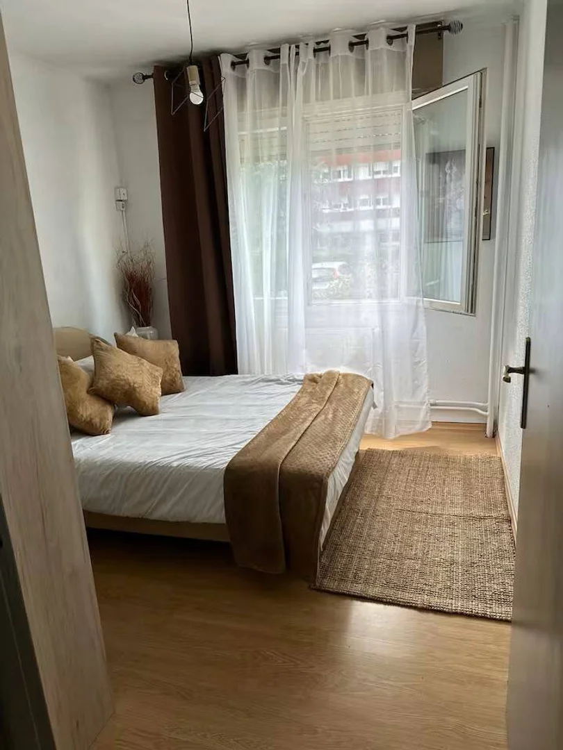 Chambre abordable pour les étudiants avec un bon éclairage dans 