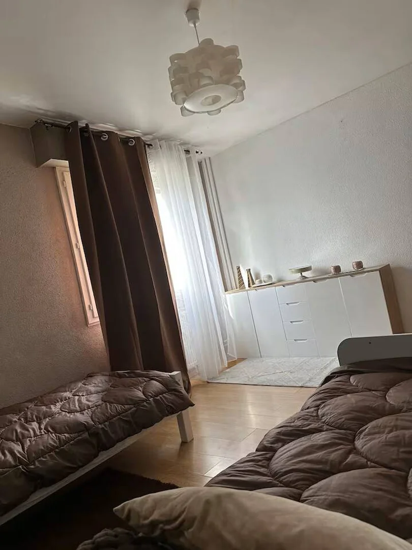 Chambre d'étudiant à  avec espace d'étude et installations communes